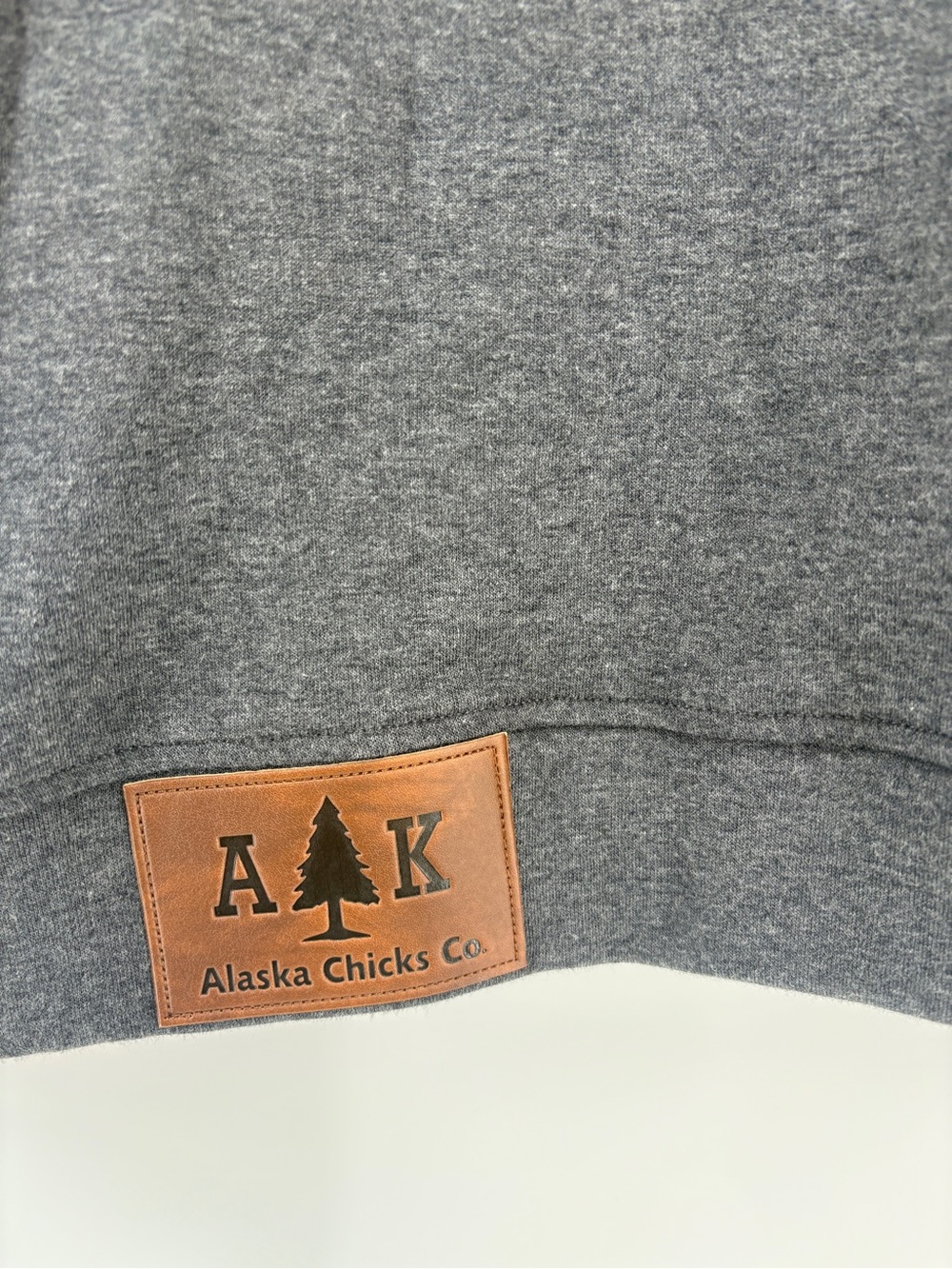 Alaska Chicks Co. Women’s M Pink Gray Colorblock Hoodie Raglan Logo Pockets - Picture 2 of 7